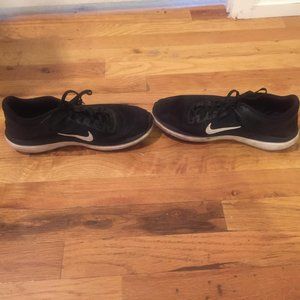 Nike flex 2016 run women black and white shoes 9.5